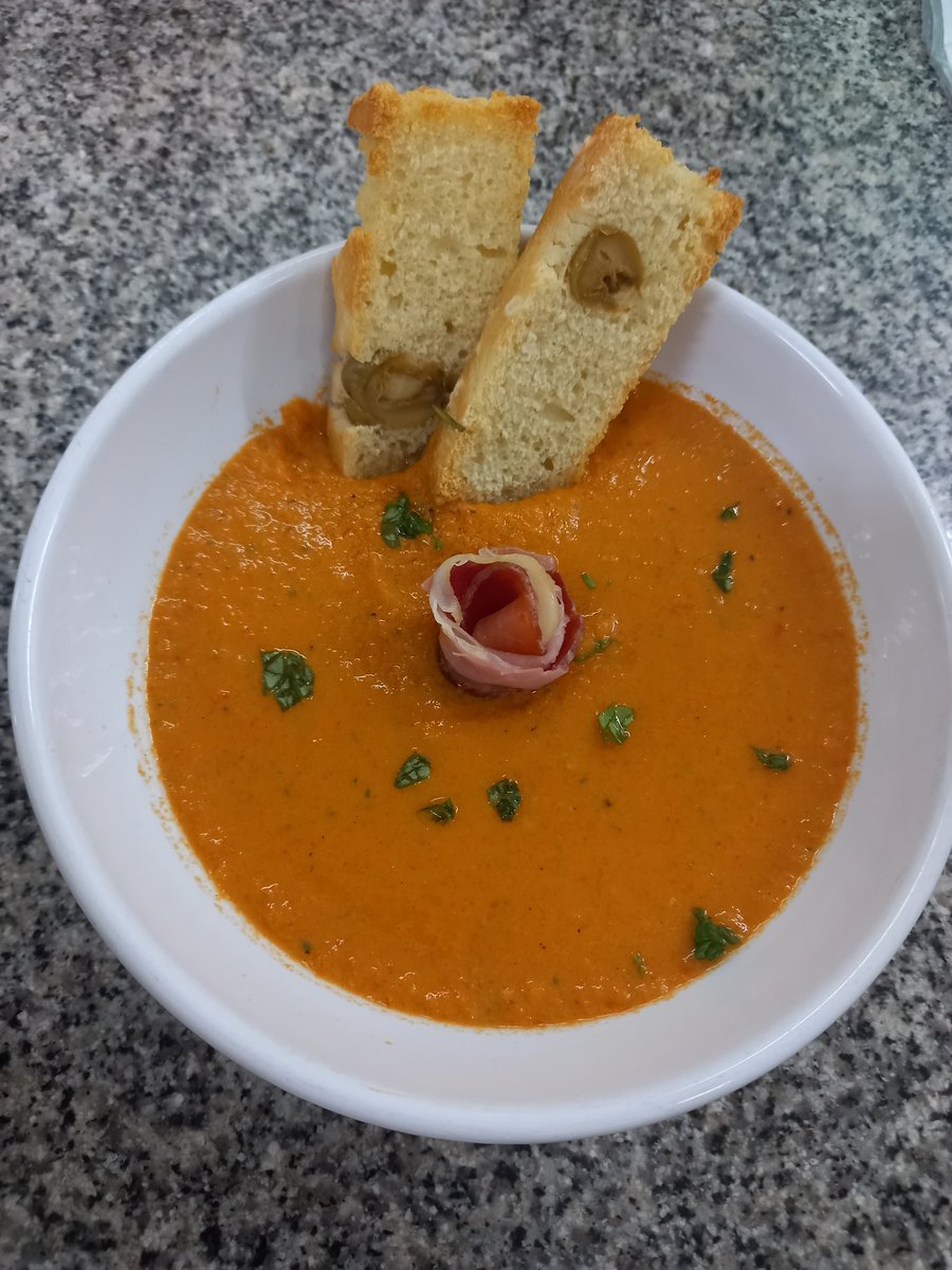 Chiovlt's tweet photo. Hoy hice una entradita de gazpacho con focaccia tostada y una florcita d jamón crudo de deco nooo chicas por que se sacan la ropaa https://t.co/eHh53kShe6