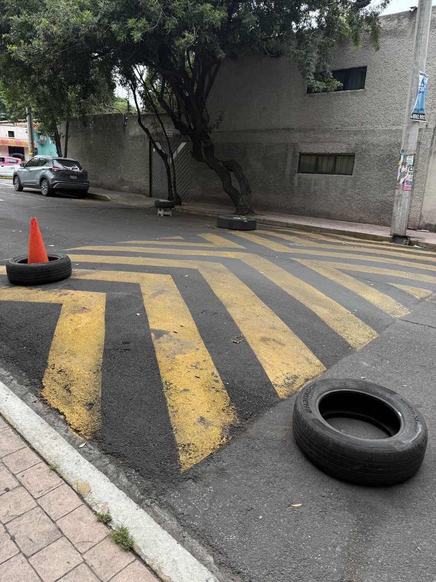 laucha9's tweet photo. @AlcaldiaMHmx  una vueltita por Lago Maracaibo esquina Lago Fontana  no hay donde estacionarse. https://t.co/HyyCcDJFGd