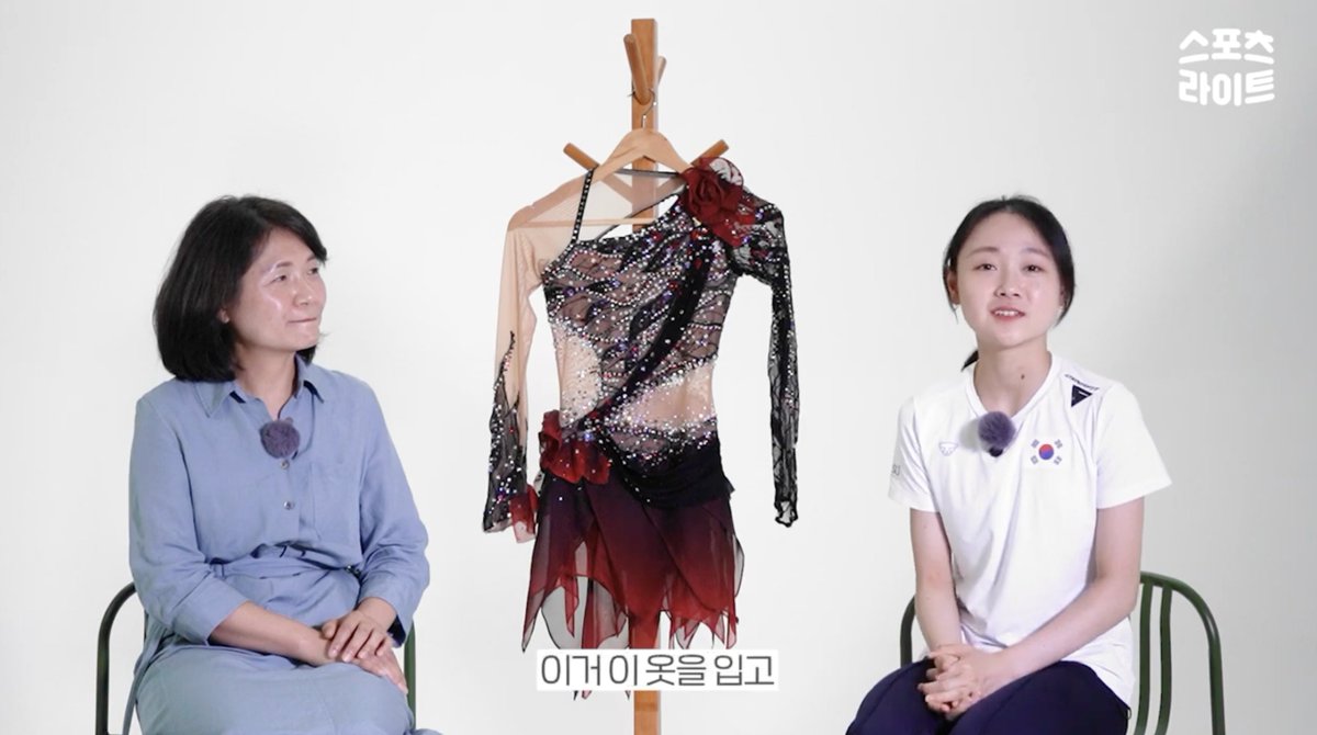 chaeyeonkimupd's tweet photo. Fun fact! Chaeyeon's costumes are designed and made by her mom. https://t.co/gxdpkBOvWz