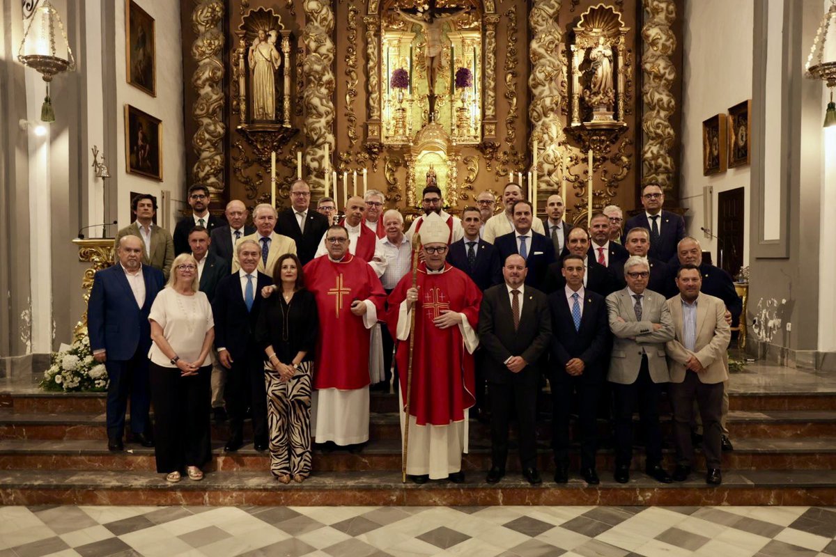 F_CORINTO's tweet photo. Patronos, hermandades, voluntarios, colaboradores e instituciones participan en esta fotografía para la historia junto al Obispo de Málaga, símbolo de una obra común que sigue creciendo al servicio de quienes más lo necesitan.

#FundaciónCorinto https://t.co/r1r3JW9L0U
