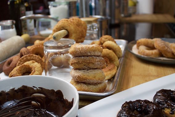 ChefMartinLopez's tweet photo. !Bendiciones!
Stacked high with love and cinnamon sugar—celebrating National Donut Day the best way! 🍩✨ Which one is your favorite—chocolate or cinnamon sugar? #NationalDonutDay #ChefMartinLopez  #SweetTreats #BakeryVibes

Recipe 👉🏻 https://t.co/ygFKWG9zqU https://t.co/SeR58OxaPw