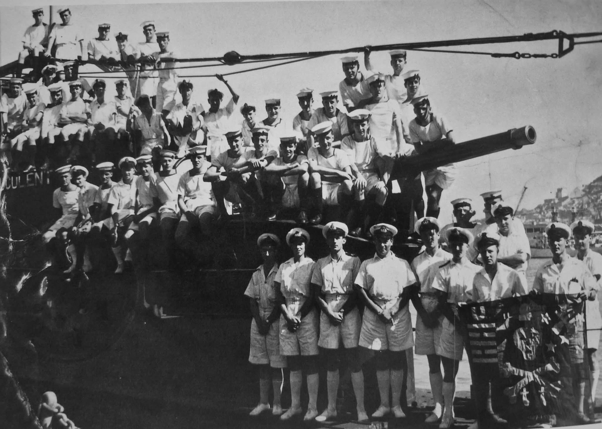 Cybernest's tweet photo. The crew of the T-class submarine HMS Truculent (P315), posing with their war flag at HM Dockyard #Gibraltar. She was  on her way home from the Far East following an eventful deployment ~October 1944 🇬🇧 🇬🇮 🏴󠁧󠁢󠁥󠁮󠁧󠁿 ⚓️

https://t.co/z4WfslIq7u https://t.co/J7ljJamgOQ