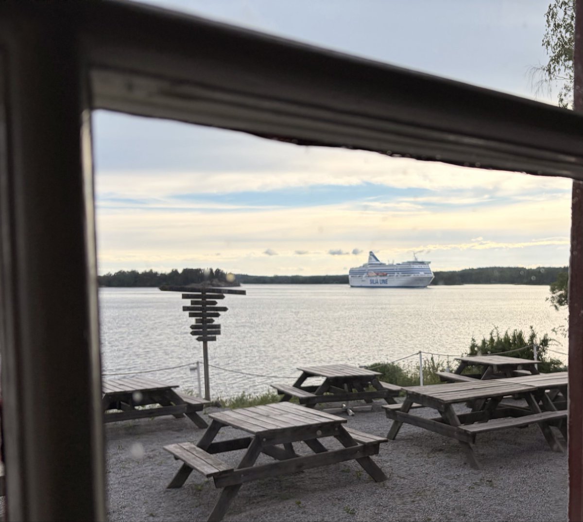 Deichprofil's tweet photo. Das vor dem Restaurantfenster die Fähre Stockholm-Turku vorbeifährt, belegt eine halbwegs stimmige Navigation bis hier hin. In dem Sommermonaten keine 25nm von der Stockholmer City sicher schwer zu ertragen. Jetzt und als einzige Gäste grandios.
Kyrkogårdsön. 59°33,2‘ N. https://t.co/GJQGdedOfV
