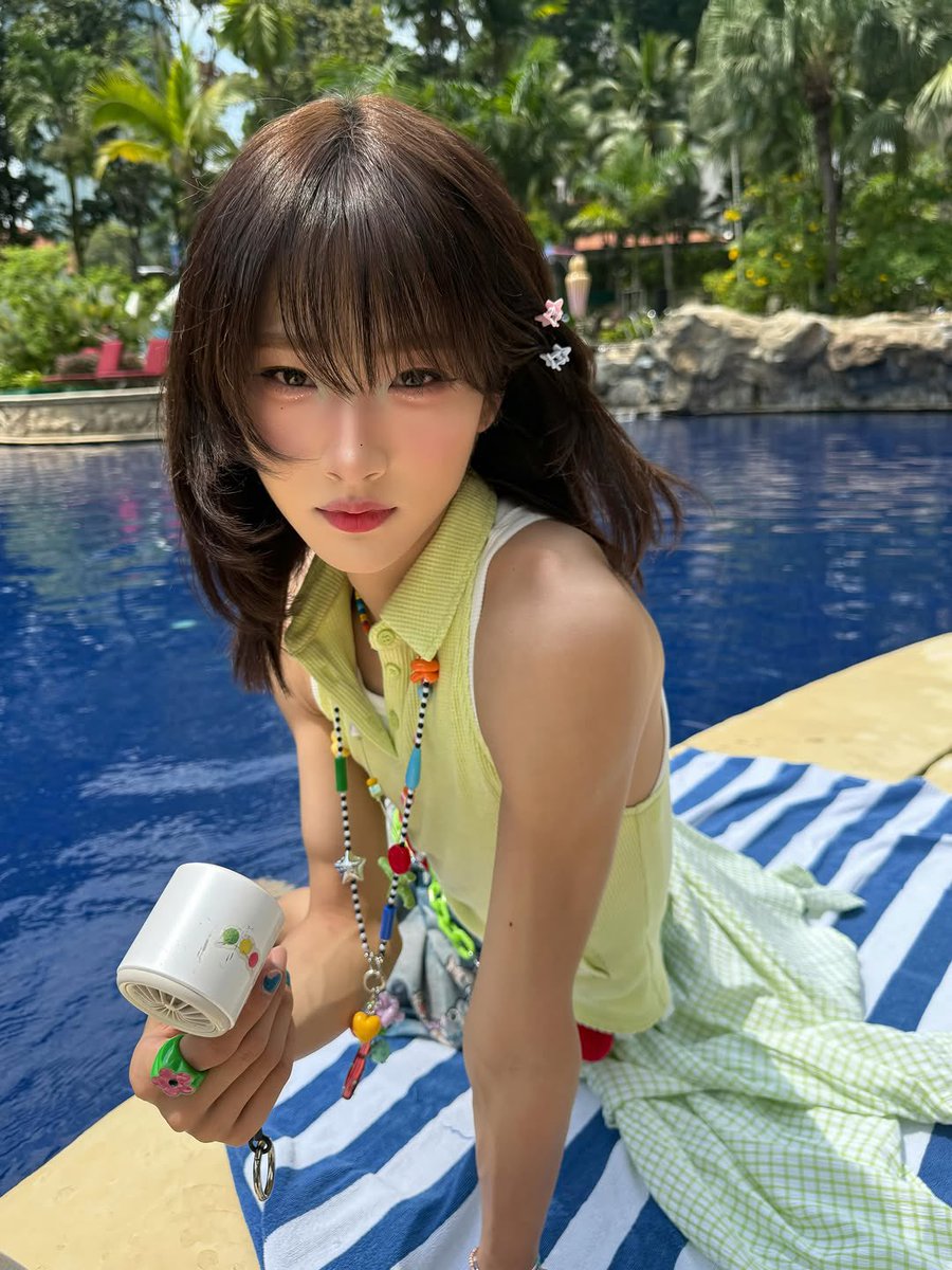 HHYETAO's tweet photo. Has Malaysia's summer arrived? It's so, so, so hot, I have no choice but to grab a giant iced watermelon drink. 🧊🍉 https://t.co/iAXKdPRrHu