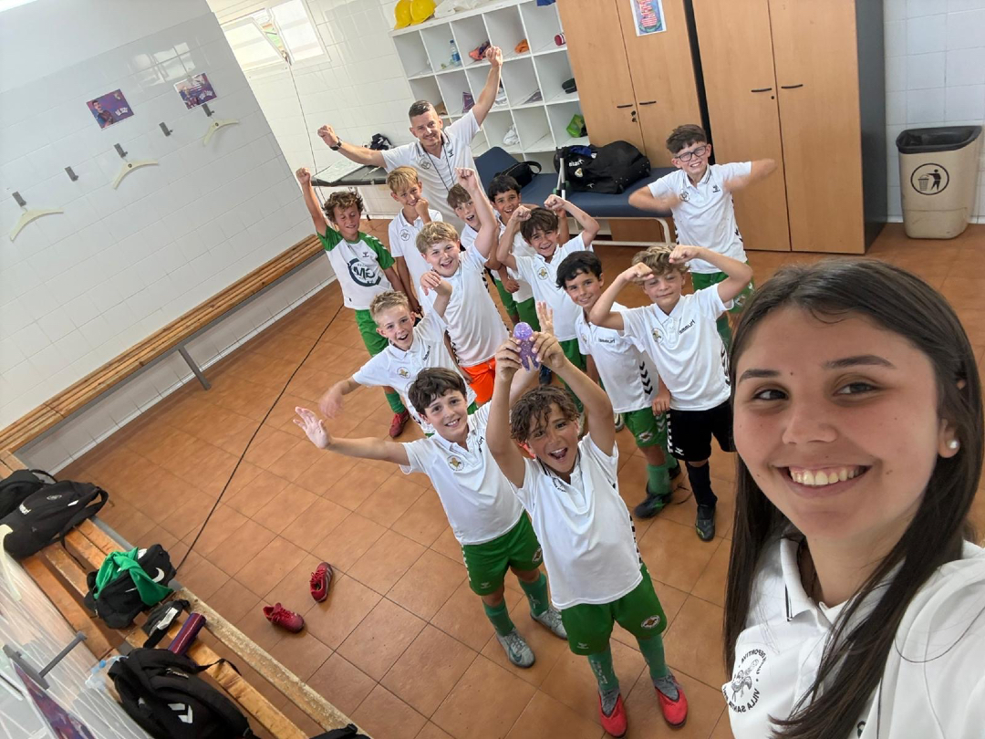 udvsbrigida's tweet photo. 💚🏆 Nuestro Benjamín B pasa como primero de grupo en el Torneo Fabio González.

✅ RC Victoria 1-3 Benjamín B
✅ Telde B 1-2 Benjamín B
✅ Guiniguada A 0-3 Benjamín B

Con estos resultados, se clasifican para la Fase Oro de mañana, sábado 6 de Junio.

¡Enhorabuena equipo! 💚 https://t.co/Pur00bpNas