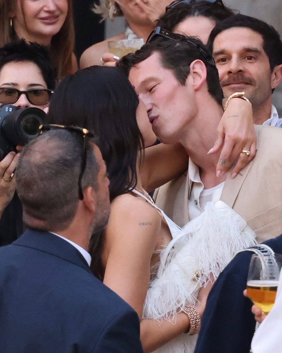upwithoscar_'s tweet photo. Arrancaron las celebraciones de la boda de Dua Lipa con Callum Turner en Palermo y lo que lleva es un vestido de cuero de Bottega Veneta por Louise Trotter e inspirado en su colección Primavera/Verano 2026. https://t.co/NAf8TxCTVC