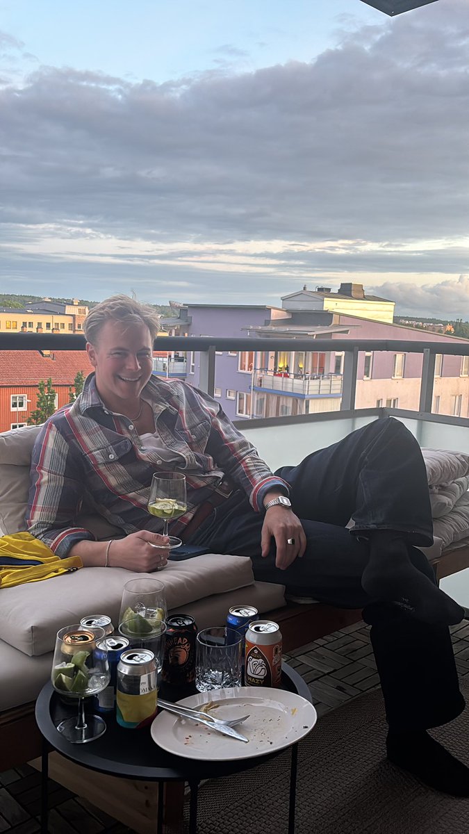 vaikwilljam's tweet photo. 5/6/26
En imposter har letat sig in på min balkong. Brodern önskar bara massa låtar utan lyrics, gör vedervärdiga drinkar och är två centimeter längre än mig. Men jag gillar honom ändå. Det har jag i alla fall skrivit till Socialstyrelsen. https://t.co/sXXgBTLI1n