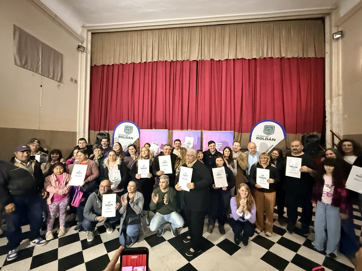 DiStefanoSil's tweet photo. Hoy compartí uno de esos momentos que le dan sentido al trabajo público: la entrega de escrituras a familias del departamento San Lorenzo. 
Provincia y municipios trabajamos de manera coordinada para garantizar que los derechos llegan a más personas. https://t.co/X6sjvaN68v
