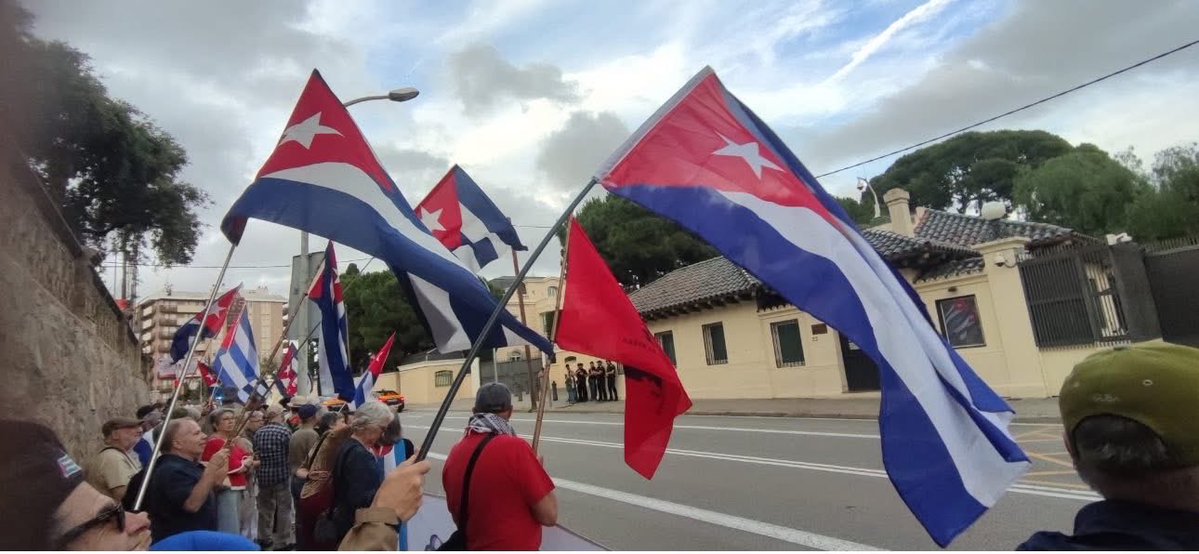 castromedinaale's tweet photo. Hoy en Barcelona, “DEFENSEM - CUBA”, amigos solidarios, sindicatos y cubanos Residentes de la “José Martí” y “Eterno Baraguá” protagonizaron una VIGILIA #PetróleoPaCuba, frente al Consulado General de EE.UU, denunciando el bloqueo genocida contra #Cuba https://t.co/BR8FXgkwjS