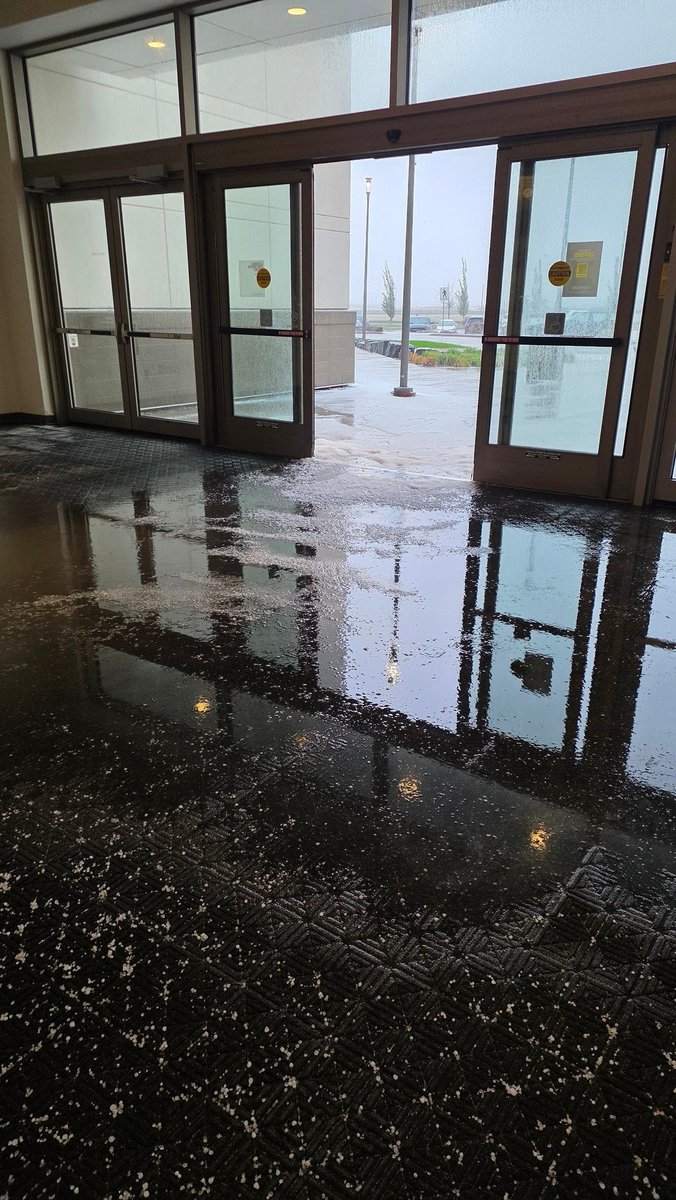 Natalieriver3's tweet photo. Huge storm at the airport mall #yegweather https://t.co/8Z5EjVGl2l