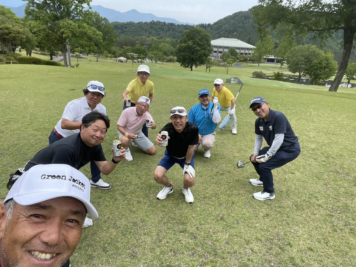 junichi23's tweet photo. リスナーコンペありがとう御座いました。あっくんの後ろの組のビールチームです。
 #golf897 https://t.co/ZqjPr1fPJA