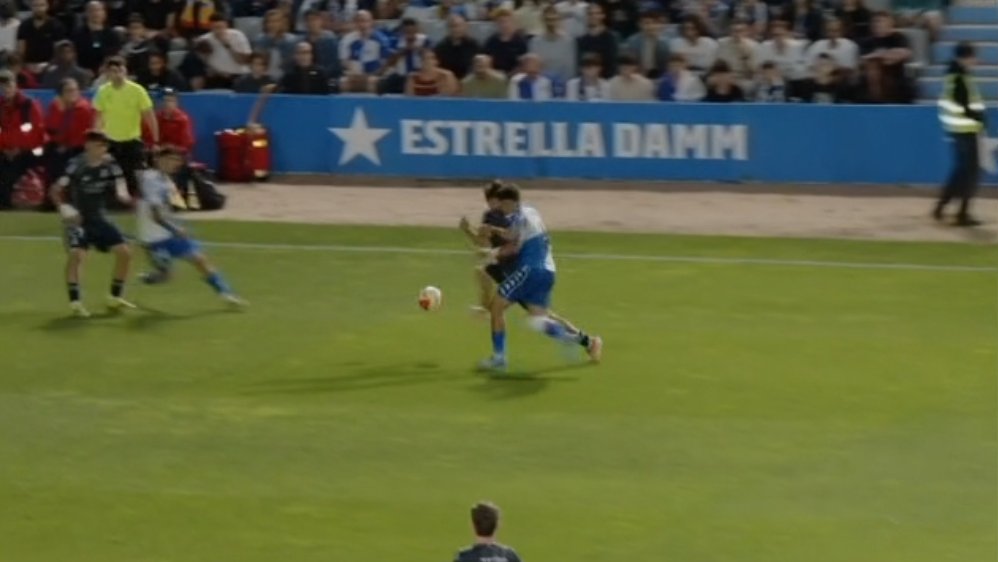 ArchivoVAR's tweet photo. 🖥️💥 Rubén Ruipérez la volvió a liar en la Nova Creu Alta.

👉🏻 Miguelete carga por la espalda a Thiago, empujándole con el brazo, en la recuperación previa al segundo gol.

❌ 𝗘𝗦 𝗙𝗔𝗟𝗧𝗔.

▪️ El colegiado evidenció que no tiene el nivel que se exige en Segunda División. https://t.co/TNzGQnKuRo