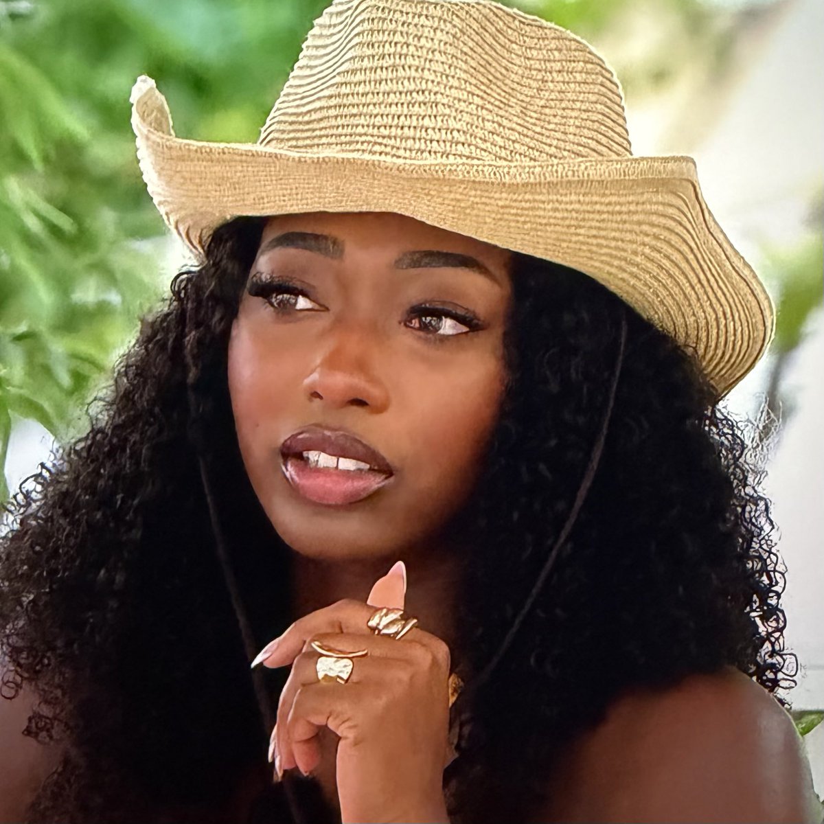 Veryupsetwith's tweet photo. Kept seeing people say Aniya was catfishing so I decided to investigate. Photo on the left is Aniya on Love Island. The right is a screenshot from her instagram. 

I dont get the “catfishing” and her “looking like somebody’s mom irl” jokes cuz she looks the same #loveislandusa https://t.co/vhlloxEqo3