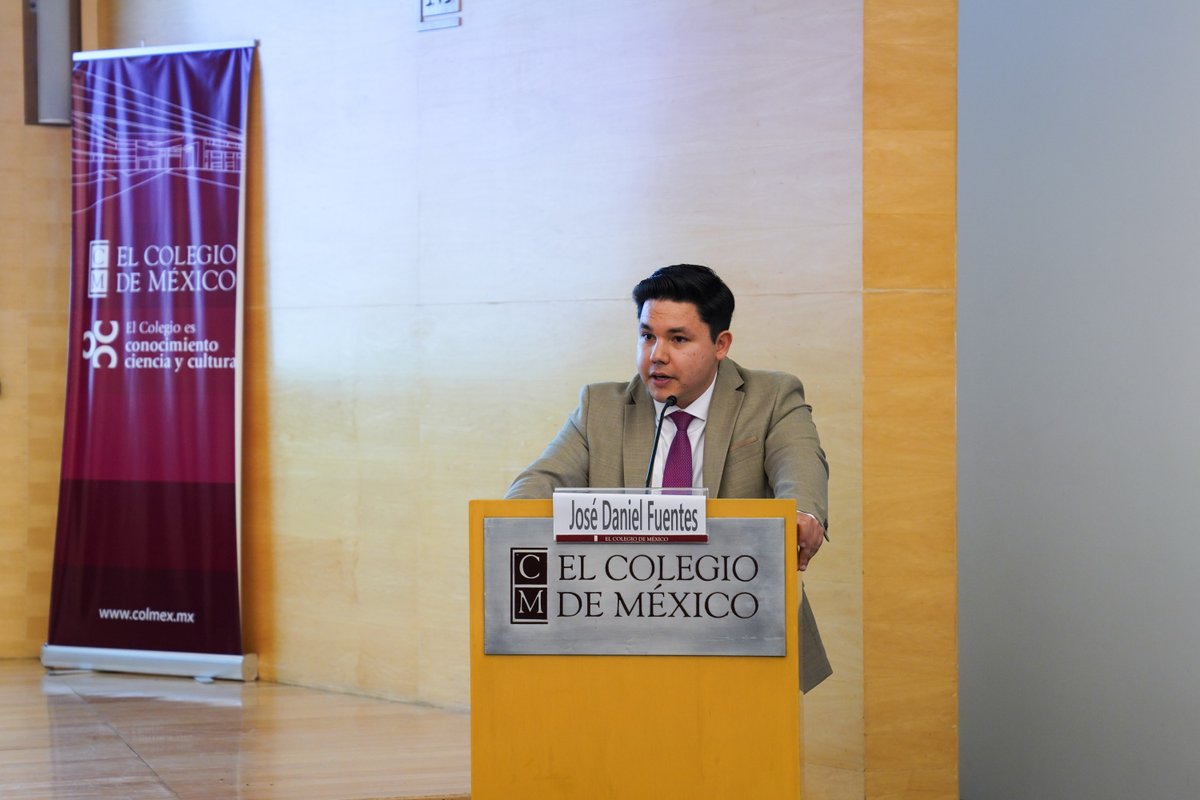 elcolmex's tweet photo. Hoy en la Sala Alfonso Reyes se llevó a cabo la ceremonia de graduación de la maestría en Economía (promoción 2024-2026) del @CEEColmex.
Integrada por 15 personas, esta generación destacó por su gran interés por comprender al país y sus necesidades, desarrollando temas como las consecuencias de la pandemia por COVID-19; el impacto de los programas sociales; las energías alternativas; ingresos; mercados; y la movilidad social, entre otros.
Les deseamos un futuro donde continúen cosechando éxitos como profesionistas de excelencia, desempeñándose con tenacidad, creatividad y, como emisarios de El Colegio de México, siempre en busca de transformar, explicar, e innovar en el conocimiento. ¡Enhorabuena! 🎓