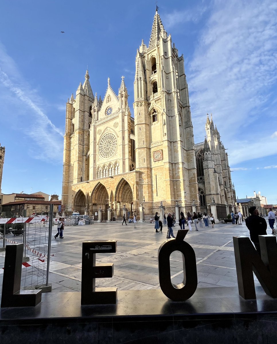 enunlugardelah1's tweet photo. 🍋 Le he preguntado a Google que me defina qué es León y esto es lo que me ha dicho:

“Si España fuera un gran edificio histórico, León sería los cimientos fundacionales”.

Y estoy de acuerdo… https://t.co/RpfEIudQKw