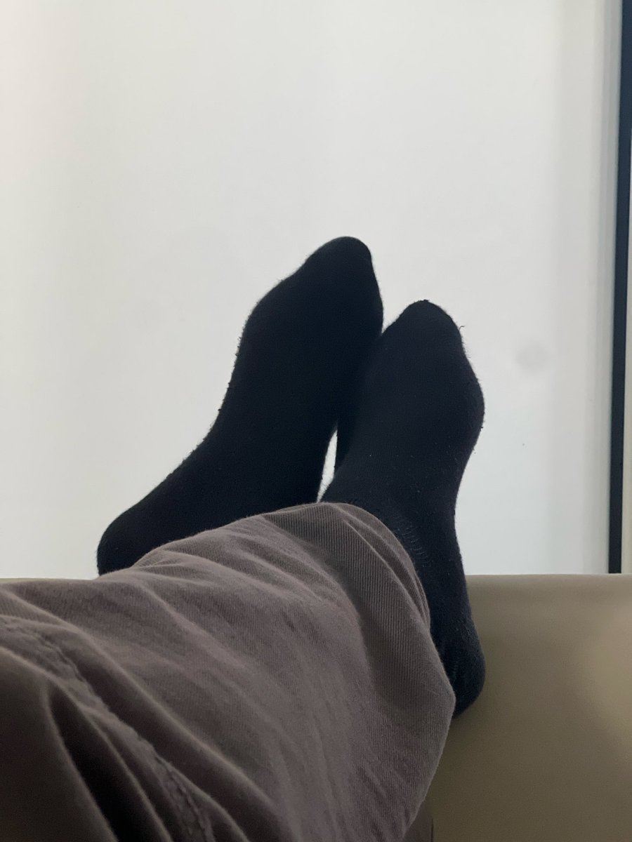 alan_cashmaster's tweet photo. Bon je suis à Paris, viens raquer en DM comme la petite chienne que t’es. T’as des vacances à rembourser bouge ton cul. 
Tu vois juste mes chaussettes et t’as envie de te donner à moi, t’es vraiment une merde 🤣🤣

#findom #feet #pieds #dom #slave #socks #footslave #cashslave https://t.co/v8SXaC7n8K
