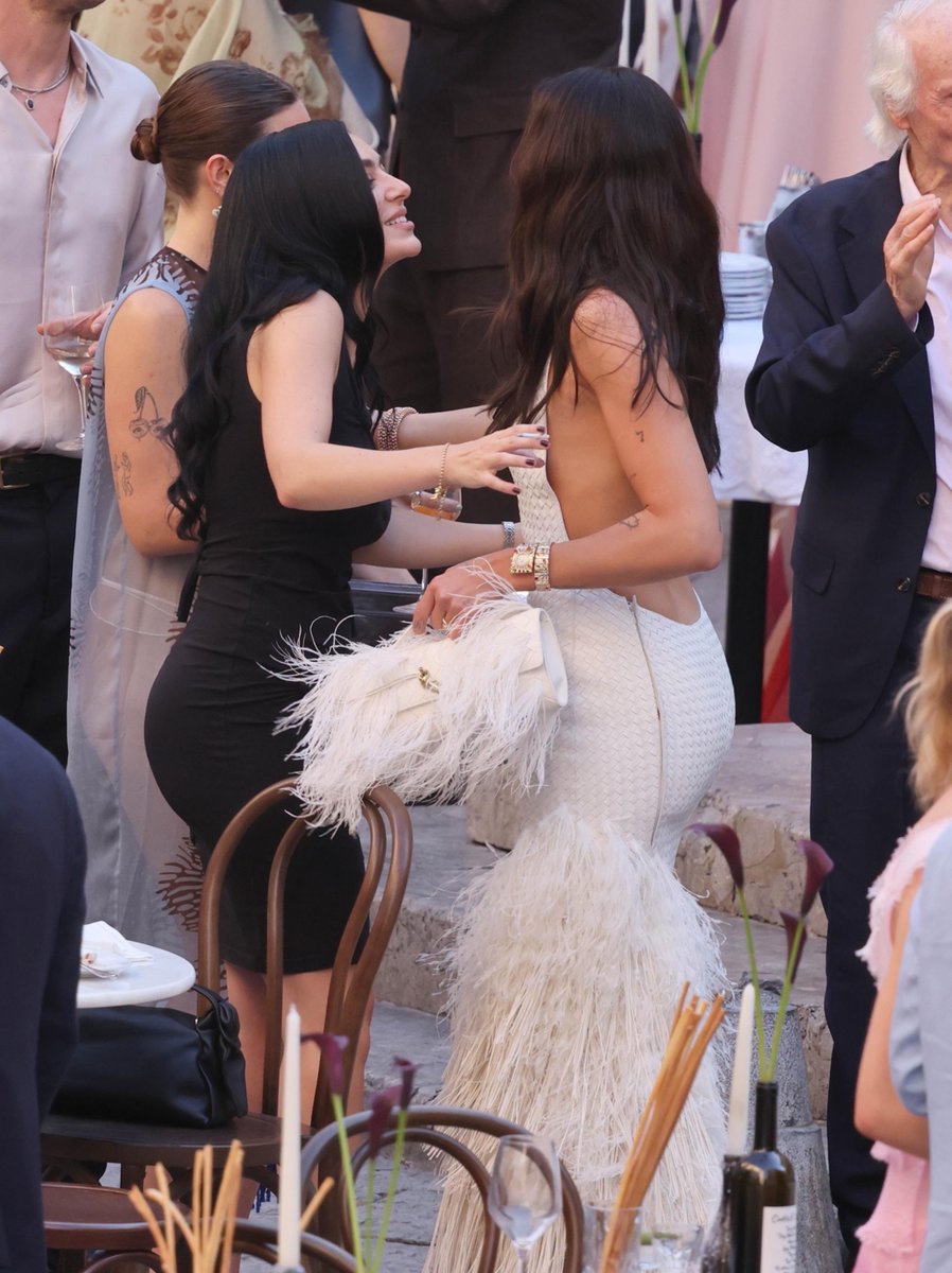 lipapictures's tweet photo. DUA LIPA AND CHARLI XCX AT DUA’S WEDDING PARTY!! https://t.co/SxLtoBy7PH