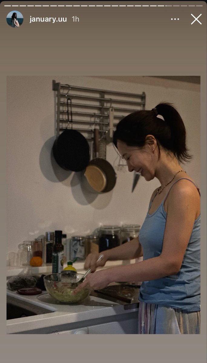 eunhwangs's tweet photo. é claro que em pleno mês do orgulho a professora de yoga da yuri faz uma sequência de stories da yuri na casa delas cozinhando, plantando, fazendo yoga juntas, tudo isso enquanto moram em jeju https://t.co/9tjOUk8Oqz