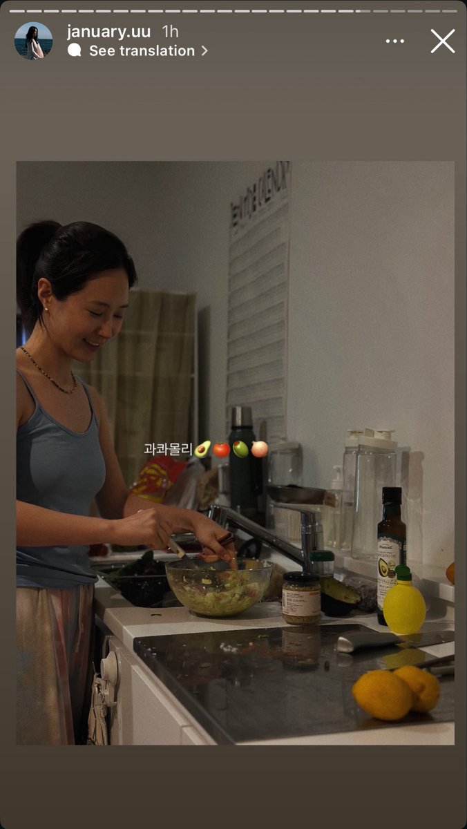 eunhwangs's tweet photo. é claro que em pleno mês do orgulho a professora de yoga da yuri faz uma sequência de stories da yuri na casa delas cozinhando, plantando, fazendo yoga juntas, tudo isso enquanto moram em jeju https://t.co/9tjOUk8Oqz