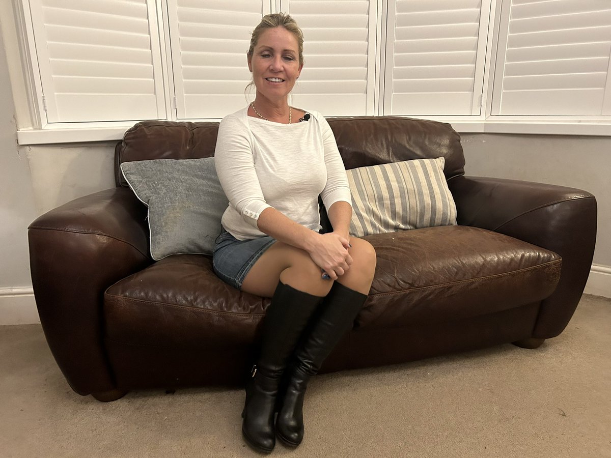 smokeyplaces20's tweet photo. English weather doing its thing today ☔️😂

Wrapped up warm in a jumper, denim skirt, tan tights and boots ❤️

More at https://t.co/sp12xLswWR

#EnglishWeather #OOTDToday #TanTights #BootStyle #UKStyle https://t.co/C5XYuqu5Ft