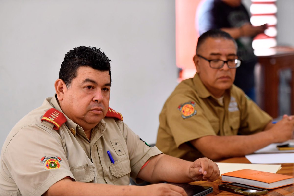 sergioramloz's tweet photo. Es para mí un honor contribuir y dar seguimiento a los temas de prevención y gestión integral de riesgos que fortalecen la preparación de nuestros municipios. 👩‍🚒🤝👨‍🚒

Ser testigo del compromiso que existe en #Sayula para trabajar por la seguridad de su gente genera una gran satisfacción.

Asimismo, presenté la Norma Estatal de Seguridad Humana y Contra Incendios, una herramienta que fortalecerá los procesos de regulación, prevención y protección civil en el estado y que actualmente se encuentra en proceso de publicación oficial. 

Sayula es además el primer municipio donde compartimos sus alcances y beneficios, con el objetivo de fortalecer la gestión local del riesgo y brindar mayores condiciones de seguridad a la población.

También se revisaron los avances, acuerdos y compromisos derivados del trabajo coordinado que se ha desarrollado en el municipio para fortalecer sus capacidades en materia de protección civil y gestión integral de riesgos.

Presidenta Jaz Carrión , Comandante Joaquín Neri, es un gusto colaborar por las y los sayulenses, en el municipio donde tuve la fortuna de vivir algunos de los mejores momentos de mi infancia.