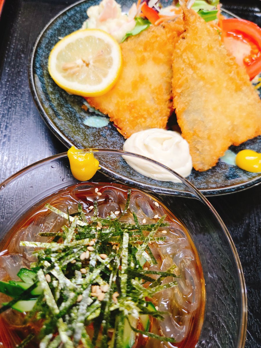 FUJIMACKEY's tweet photo. 【巻食なーーーーーう！】
今夜の巻食‥
お仕事仲間や友達グループで🍺
親子やファミリー
お一人様で🍚
目玉のせ焼きそばや
ところてんにアジフライ
塩辛三昧に海鮮サラダなどなど
ガッツリからサッパリまで〜
賑やかな金曜日でしたね😆
今夜も
ありがとうございました

#富士巻食堂
☎️0544ｰ24ｰ0823 https://t.co/lJbKeOGCvW
