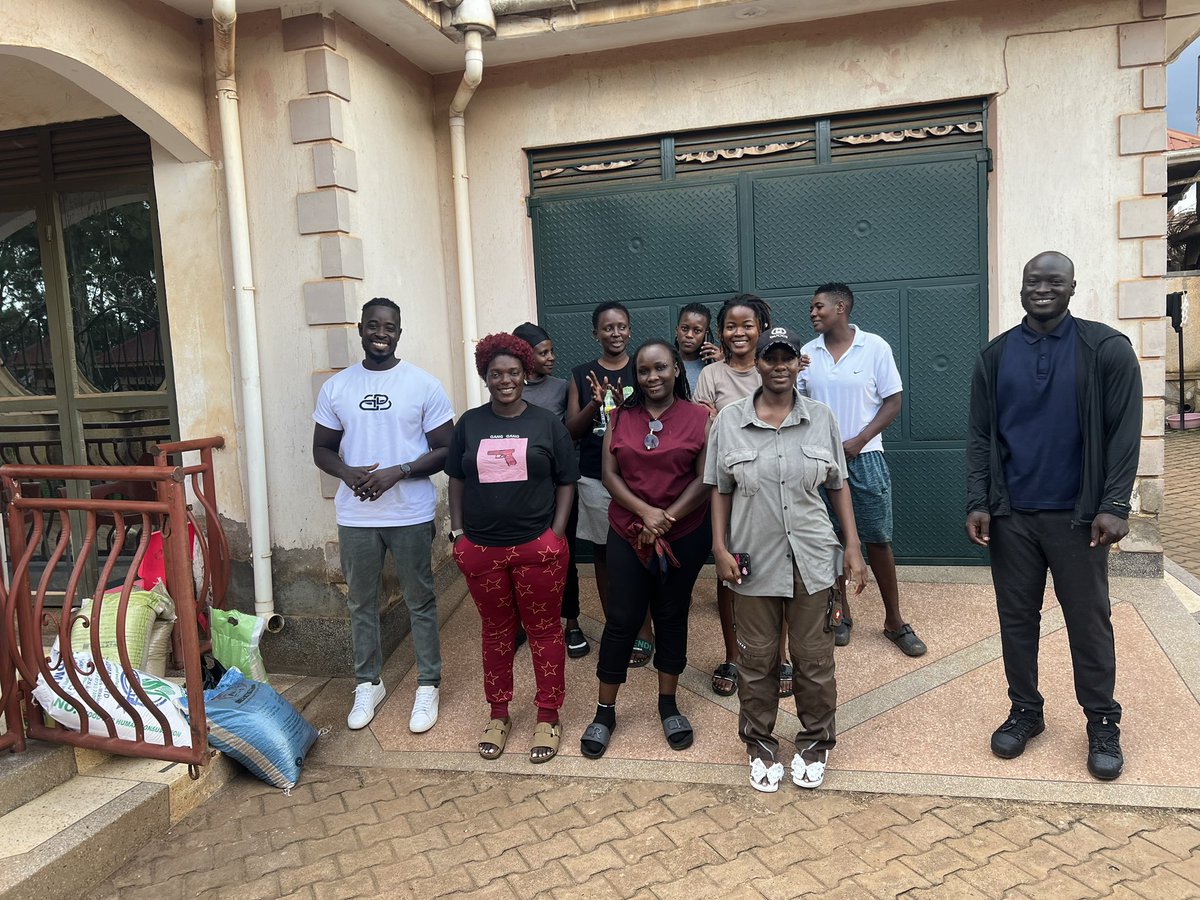 MuntuFoundation's tweet photo. Some days you give, some days you receive that’s the beauty of a community that truly cares. Today was our chance to give.
#give #community  @PrismUganda  @kuchushinersug https://t.co/UbT4WkWo3M