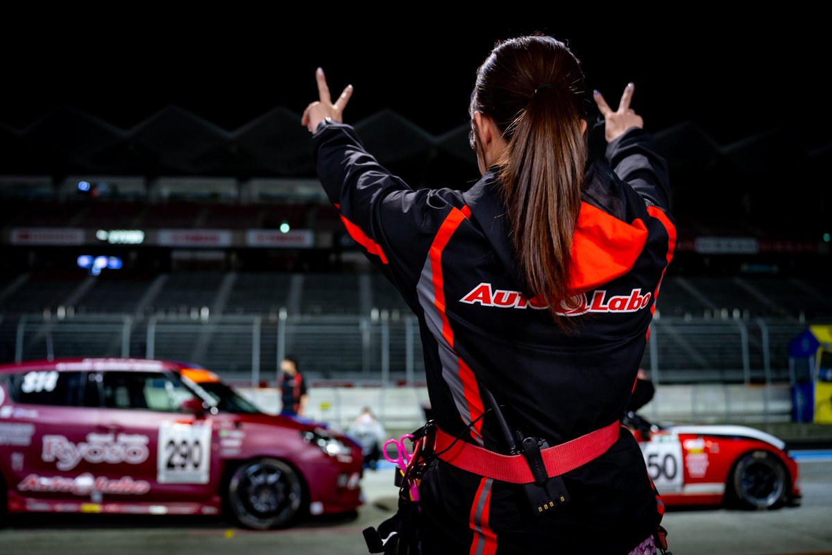 mayu_sky34's tweet photo. 24時間(40時間)耐久レース開始まで6時間を切りました😂
今年も生き残りをかけた熱きバトルが繰り広げられます。

#290 スイスポ
#50 ロードスター
# 永遠のハタチ 箱入
2台（➕1人）とも無事チェッカーを受けられることを祈ってて下さい🙌🩵

#AutoLabo
#FUJI24H https://t.co/oZdXZh0Vsu