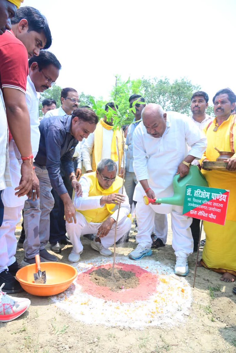 hariompandeyMP's tweet photo. श्रवण क्षेत्र धाम अंबेडकरनगर में वन विभाग द्वारा आयोजित "एक पेड़ मां के नाम" वृक्षारोपण अभियान कार्यक्रम में मा० प्रभारी मंत्री श्री ओम प्रकाश राजभर जी एवं मा० जनप्रतिनिधियों के साथ सम्मिलित होकर वृक्षारोपण किया।

इस अवसर पर जिलाधिकारी श्रीमती ईशा प्रिया जी, मुख्य विकास अधिकारी श्री आनंद शुक्ला जी सहित प्रशासनिक अधिकारी भी उपस्थित रहे। पर्यावरण को हरा-भरा रखने की प्रतिबद्धता में वन विभाग पूरी तन्मयता से भाग लेता रहा है और आगे भी प्रतिबद्ध रहेगा।