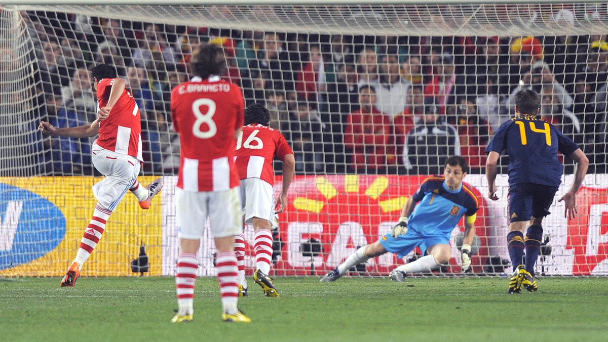 AlvaroRamos00's tweet photo. ➜ Gol anulado a Paraguay
➜ Penalti (Paraguay) parado por Casillas
➜ Penalti para España
➜ Lo marca Xabi Alonso 
➜ Se repite y lo falla
➜ Penalti clarísimo a Cesc que no pitan
➜ Tiro al palo de Pedro
➜ Doble tiro al palo de Villa... Y GOL

Partido para locos aquel día. https://t.co/asuXwx23Zg