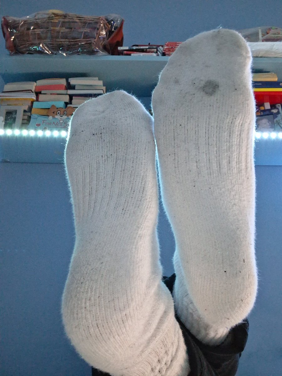 HouseofAlex40's tweet photo. Quanto vorresti sfilarmeli,ammettilo che muori dalla voglia di scoprire che meraviglie si celano dietro questi bei calzini di spugna, c'è solo un modo per scoprirlo,vieni da me!🇮🇹
#feet #gayfeet #dirtysocks #cashmaster https://t.co/DVsMvIpTtu