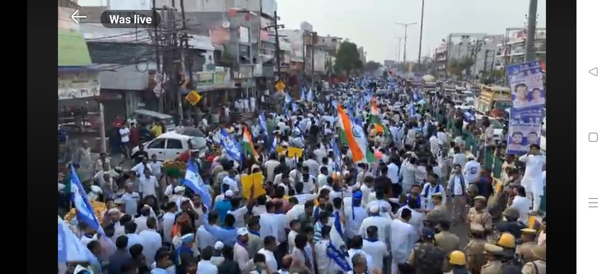 NarayanBauddh's tweet photo. आज "सत्ता परिवर्तन यात्रा"के दूसरे दिन मेरठ में @AzadSamajParty के राष्ट्रीय अध्यक्ष माननीय सांसद चंद्रशेखर आजाद जी के नेतृत्व में उमड़ा हजारों बहुजनों का हुजूम।

जून की तपति धूप में सड़क पर निकला बहुजन समाज,2027 में सत्ता परिवर्तन कर आजाद समाज पार्टी की सरकार बनाने जा रहा है। https://t.co/EcIOyXnt8i