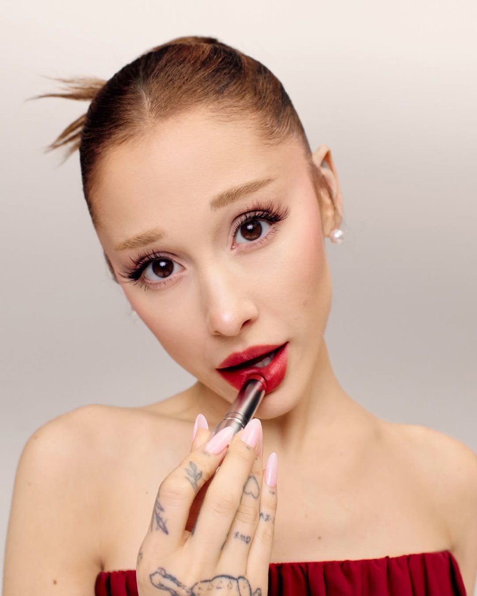 tracklist's tweet photo. Ariana Grande em novas fotos para a r.e.m beauty. 💋 https://t.co/Dp582vfkvA