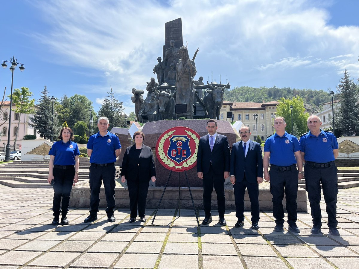 kastamonudsm's tweet photo. 🇹🇷🌿 6 Haziran Ceza İnfaz Personeli Günü Kastamonu’da çelenk sunma töreniyle kutlandı. Ceza infaz ve denetimli serbestlik personelimizin katılımıyla gerçekleşen programda elektronik kelepçe sistemi tanıtımı da yapıldı. Tüm personelimize emekleri için teşekkür ediyoruz. ⚖️👏 https://t.co/70rppw8TsK