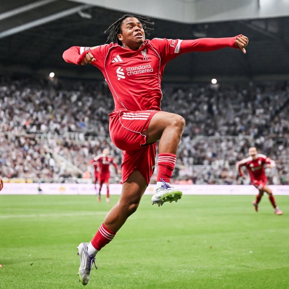 Watch_LFC's tweet photo. 🚨 BREAKING:

Bayern had reached a full verbal agreement with Ngumoha and his camp on Tuesday, 26 May.

However, the deal collapsed yesterday, Thursday, for the time being. 

Vincent Kompany approved the Ngumoha deal after personal talks with the 17 y/o Liverpool gem.

[@Plettigoal]