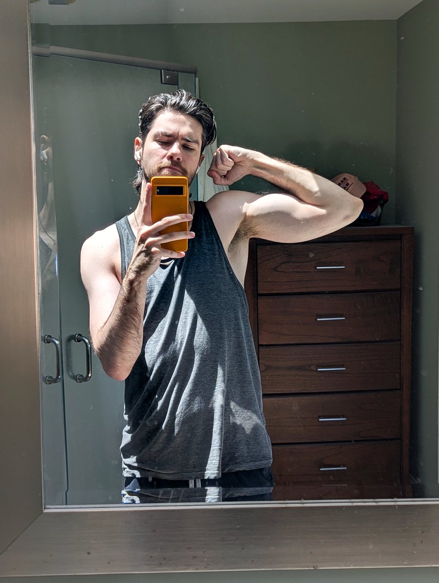 itsgribbin's tweet photo. 'twas arm day https://t.co/b7fNsXHTyL