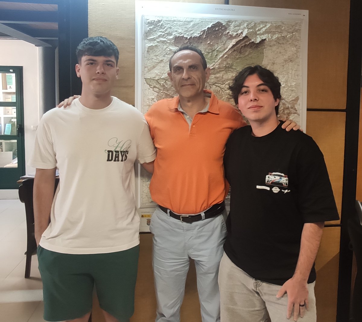 sig_caceres's tweet photo. Terminaron su periodo de prácticas OSCAR Y ADRIAN. Han estado con nosotros poco más de dos meses, pero han hecho un gran trabajo, programando, editando y cargando datos, y colaborando y aprendiendo en todo. Da gusto trabajar con personas así. Os deseamos lo mejor para el futuro https://t.co/kRzWzzKtYu