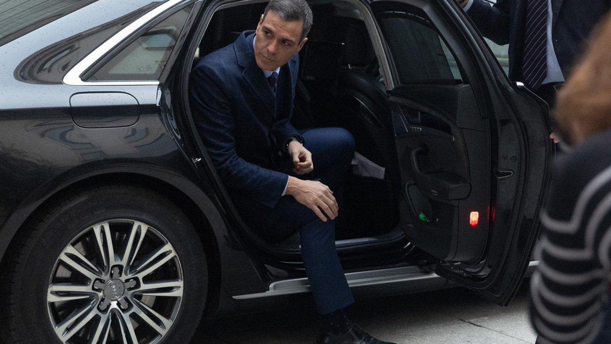 Omicrono's tweet photo. Ya es oficial: España protege la baliza V16 pese a las  críticas de la UE y confirma que es obligatoria llevarla en el coche https://t.co/3Uq5QxQKon