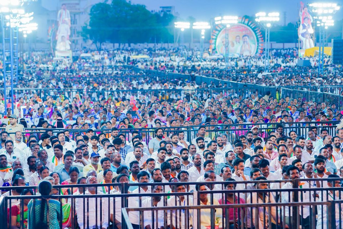 revanth_anumula's tweet photo. దశాబ్దాల తరబడి కరువుకు కేరాఫ్ అడ్రస్ గా మారిన ఉమ్మడి పాలమూరు జిల్లా తలరాతను మార్చే సందర్భం ఇది. పాలమూరు బిడ్డగా ఈ ప్రాంతాన్ని సస్యశ్యామలం చేసే సంకల్పం తీసుకున్నాను. 

రెండు రోజుల పాటు ఉమ్మడి పాలమూరు జిల్లాలో కృష్ణా నది పై నిర్మాణంలో ఉన్న అన్ని సాగునీటి ప్రాజెక్టులను స్వయంగా క్షేత్ర స్థాయికి వెళ్లి పరిశీలించాను. పాలమూరు లో 26 లక్షల ఎకరాలకు సాగునీరు అందించే లక్ష్యంతో ప్రాజెక్టులను పూర్తి చేయడానికి కార్యచరణ తీసుకున్నాను. 

పెండింగ్ పనులు, ఆయా ప్రాజెక్టుల కింద భూ సేకరణ విషయంలో స్థానిక ప్రజాప్రతినిధుల సహకారం తీసుకుని యుద్ధప్రాతిపదికన పూర్తి చేయాలని అధికారులను ఆదేశించాను. అవసరమైన నిధులను గ్రీన్ ఛానెల్ లో ఇవ్వడానికి సిద్ధంగా ఉన్నామని చెప్పాను. 

మిడ్జిల్ మండలంలో 20 ఏళ్ల క్రితం జెడ్పీటీసీగా ఇక్కడ ప్రజలు నాటిన మొక్క ఇవ్వాళ మహావృక్షంలా పెరిగి ఈ ప్రాంతానికి నీడ నిచ్చే స్థాయికి ఎదిగిందని నా ప్రజలతో ఆనందాన్ని పంచుకోవడానికి రెండు రోజుల పర్యటన ముగింపులో భాగంగా జడ్చర్లలో “ప్రజా పాలన - ప్రగతి ప్రణాళిక” సభలో పాల్గొన్నాను.

#KrishnaWaters
#IrrigationRevolution
#PalamuruDevelopment
#PrajaPalana
#PragathiPranalika
#TelanganaGrowth
#Jadcherla
#Mahabubnagar