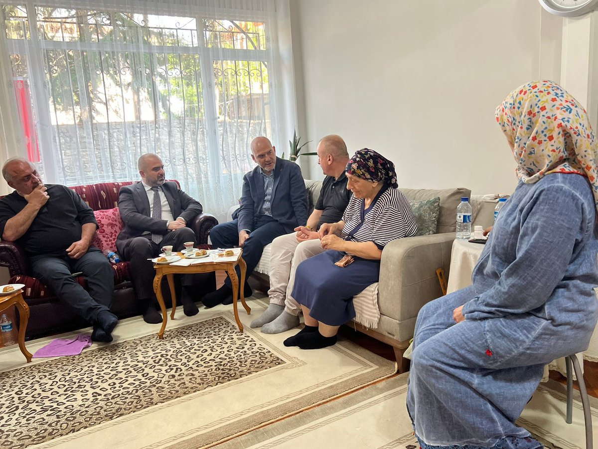 akpartifatih's tweet photo. İstanbul Milletvekilimiz Süleyman Soylu, İl Yönetim Kurulu Üyemiz Dursun Tirki ve İlçe Başkanımız Fatih Karaismailoğlu’nun katılımlarıyla Ali Kuşçu Mahallemizde hane ziyaretlerinde bulunduk.

Hemşehrilerimizin talep ve önerilerini dinleyerek gönül köprülerimizi güçlendirdik. Vatandaşlarımızla bir arada olmaya, mahallelerimizde gönüllere dokunmaya devam ediyoruz.

#HerMahallesiyleFatih