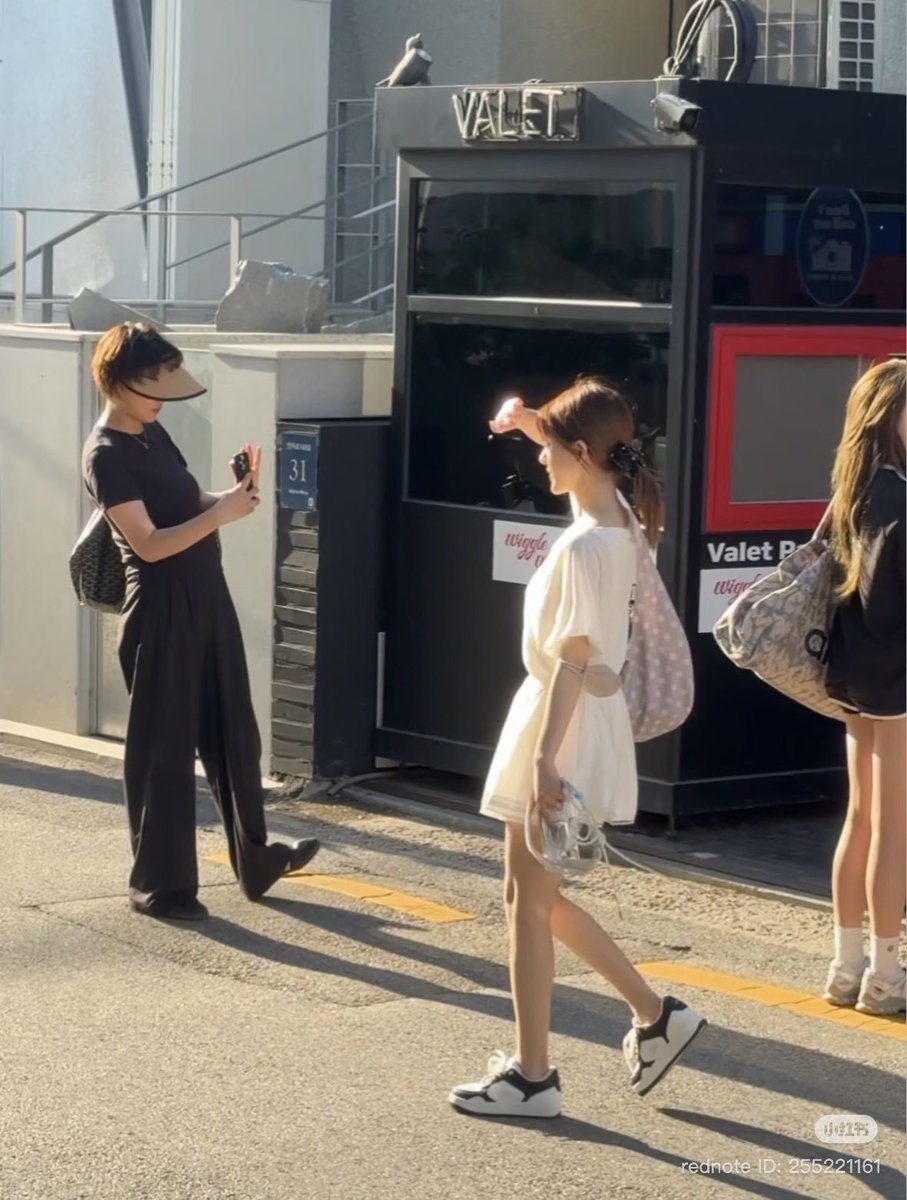 youniebear's tweet photo. more pics of lusi in korea 🥺🥺 op still said lusi waved happily to them when they said hi to her 

i am obsessed with her bangs she looks so terribly cute https://t.co/DRFAL6WHka