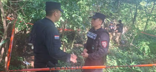 RdnPY's tweet photo. 🦴HALLAN RESTOS ÓSEOS EN ZONA DONDE DESAPARECIÓ MILITAR

Restos óseos aparentemente humanos fueron encontrados en el arroyo Lambaré, en el mismo sector donde en 2023 desapareció el sargento Alexis Sosa durante un temporal.

📍 El hallazgo se produjo a unos 150 metros del puente sobre la avenida Perón y fue reportado por un reciclador.

🔎 La principal hipótesis apunta a que podrían pertenecer al militar, aunque aún no hay confirmación oficial.