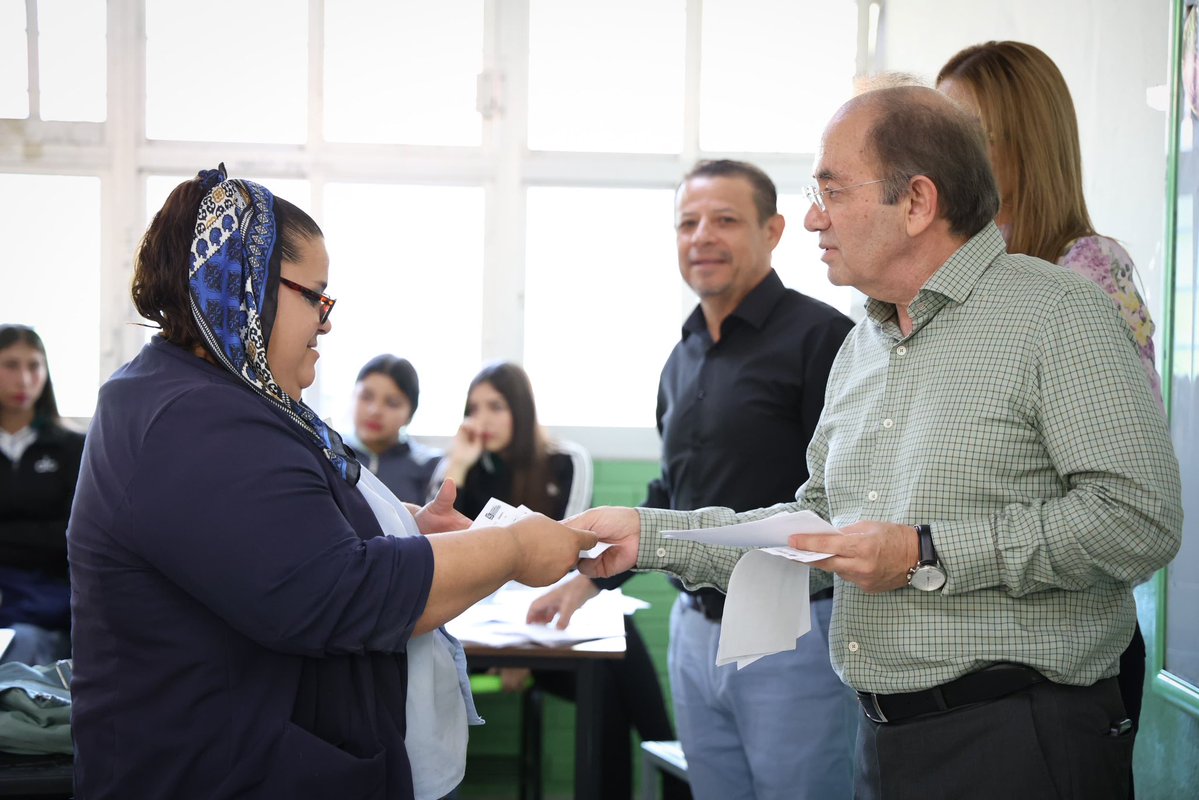 CobaesSinaloa's tweet photo. Durante la entrega de calificaciones en el plantel 24 “Gral. Emiliano Zapata”, el director de COBAES, @SanInzunza, destacó la importancia del acompañamiento familiar en la formación de las y los estudiantes. El proceso se realizó en los 127 planteles y EMSAD del estado. https://t.co/rVImpsRNAk