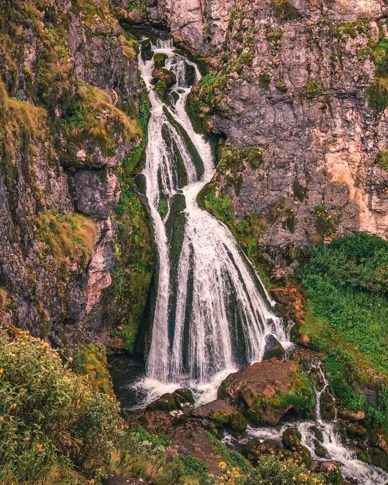 pmamtraveller's tweet photo. This waterfall in Peru is known as "Waterfall of the Bride" https://t.co/KyGbRlDwY8