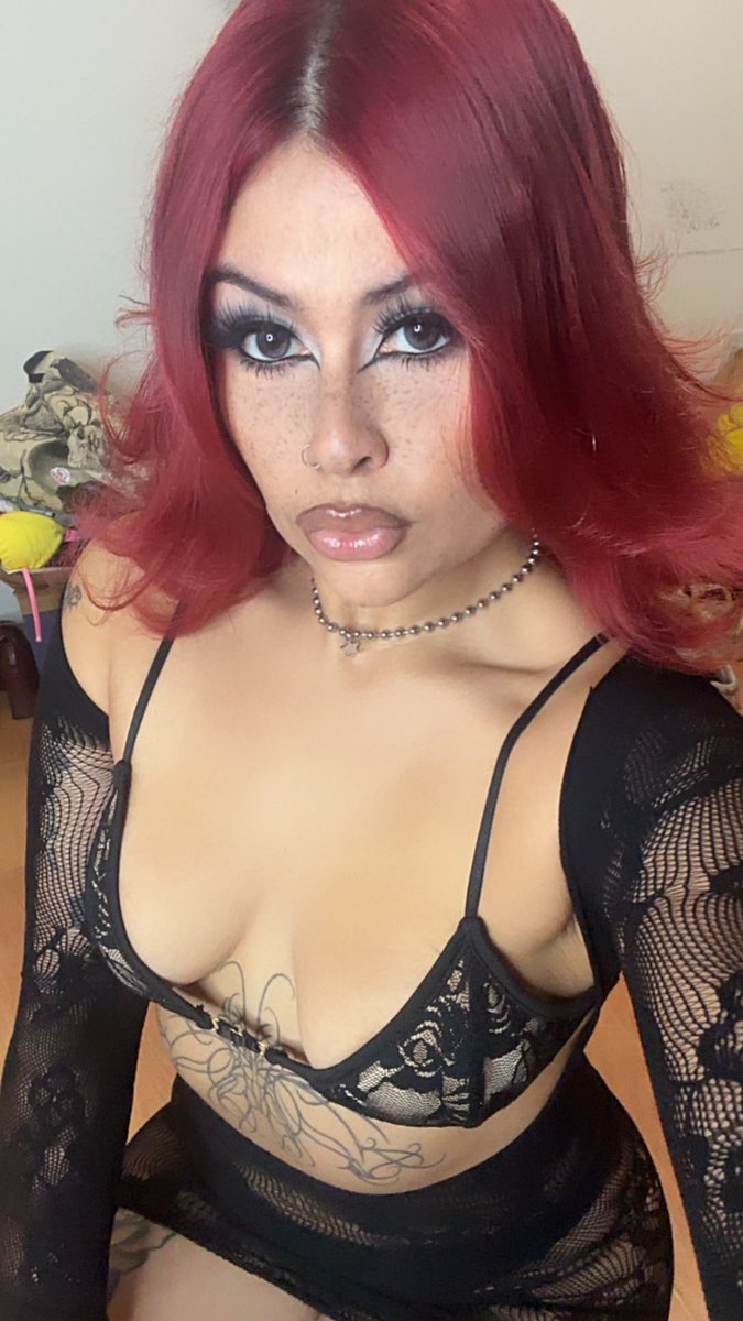faiyevalentine's tweet photo. 🖤🥀 https://t.co/zc78Ew50wS