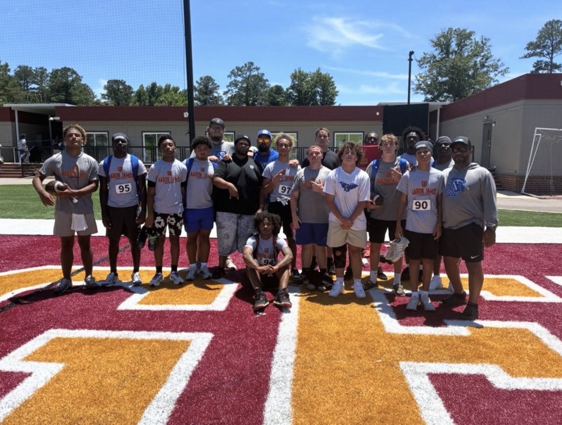 KnowlenHanson11's tweet photo. Had a great few days at many college camps. Huge thanks to @UAB_FB @MemphisFB @SkegeeFootball and @OleMissFB . Also another huge thanks to all the coaches who took me @Boe1344 . These camps showed me what college fb is all about. Looking forward to coming back next year🙌 https://t.co/llaGzHnfuT