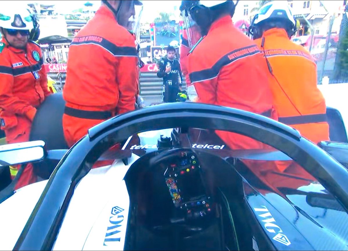 Chapis__SP11's tweet photo. La reacción de Checo al ver su Cadillac 😲 No tengo pruebas pero tampoco dudas 🤭 https://t.co/RmMjQkT2Cy
