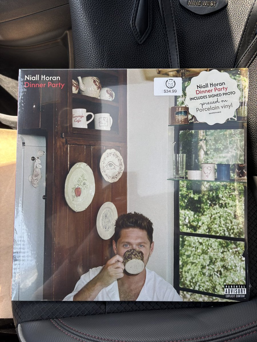crossyourtide's tweet photo. VINYL GIVEAWAY!!

I picked up an extra copy of the porcelain dinner party vinyl with a signed photo!

to enter, please make sure you’re following me and reply with a screenshot of you streaming dinner party! 

i’ll probably leave this up until sunday and pick a winner that night! https://t.co/SBMEDu2WpT