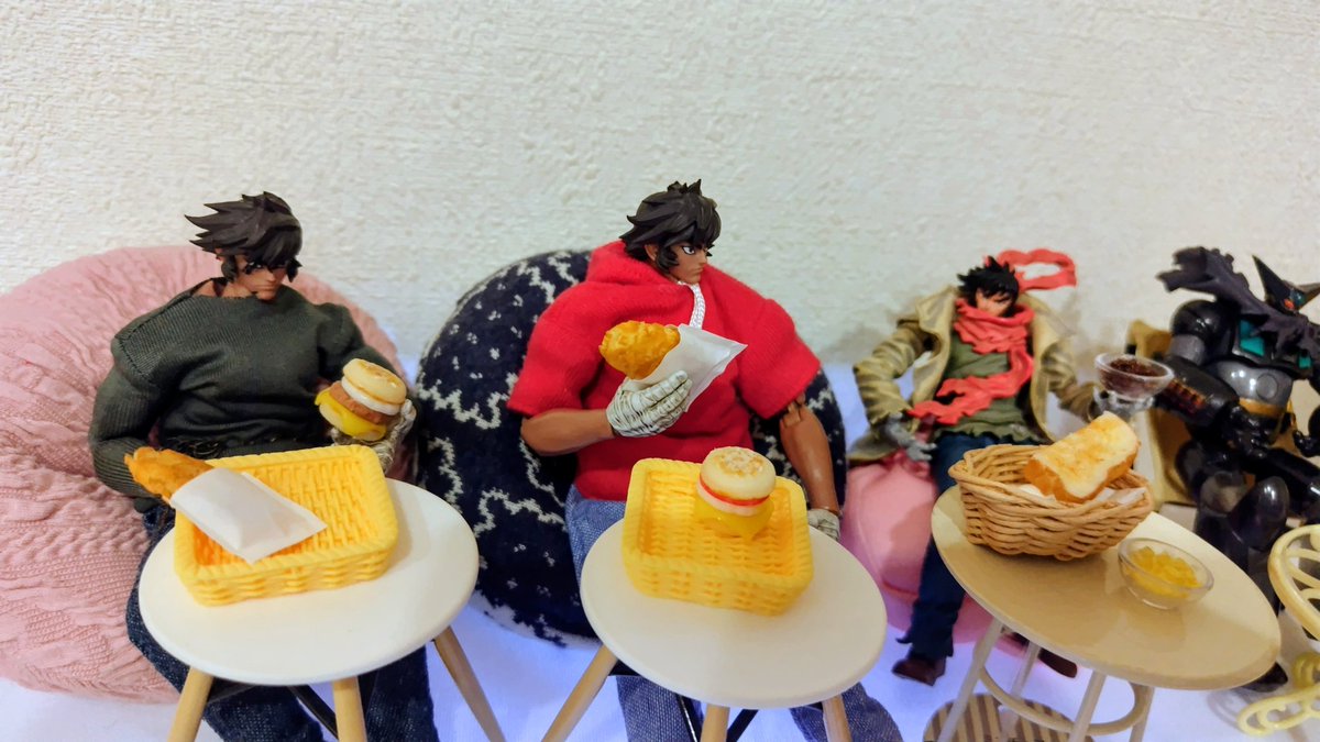 FgTe28's tweet photo. マフィンとトーストだよー

「マフィン美味いよな」
「おとなしくトースト取ったな、と思ったら何だそのあんこ」
「は？これはコメダの正式メニューだぞ！」

怖くて試してみたことはないですね…

#竜馬さんのごはん https://t.co/71cViXU4ky