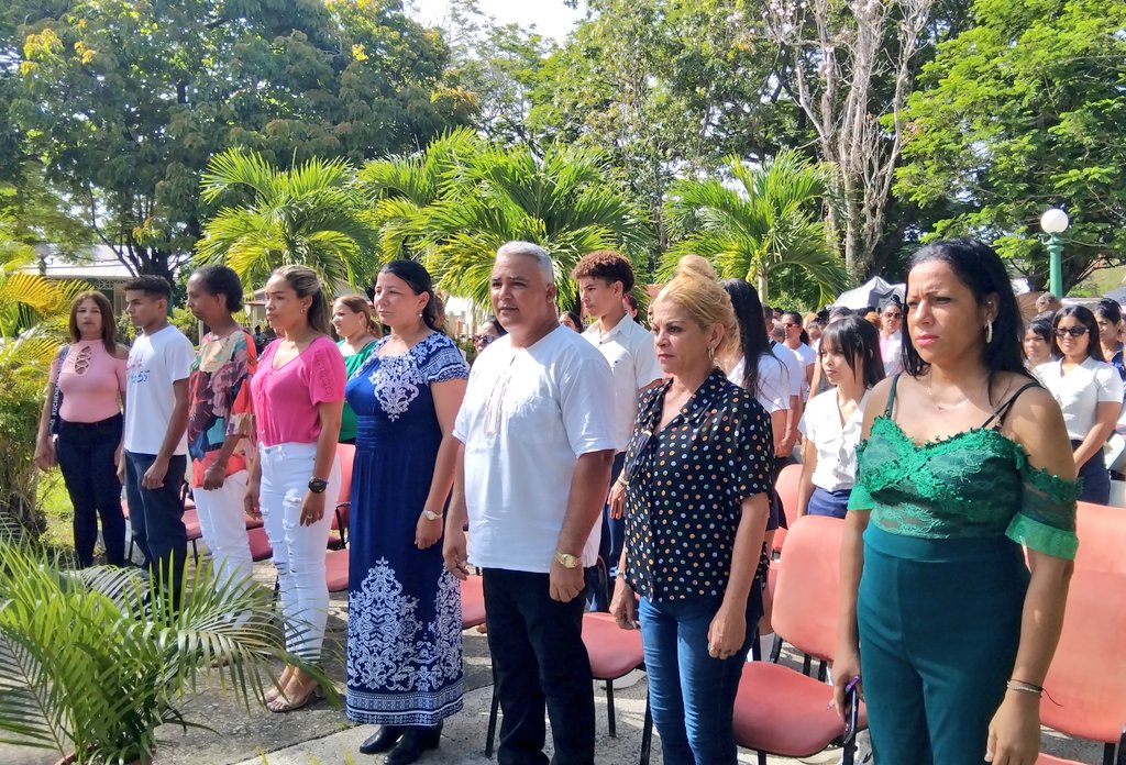 dmemedialuna's tweet photo. En el Parque de los Mártires, símbolo de memoria y compromiso, se celebró de manera especial la graduación de 79 jóvenes de 12º grado del CM José Luis Tasende Muñecas de #EducaciónMediaLuna
#EducaciónGranma 👇 https://t.co/qi3a5G37tZ